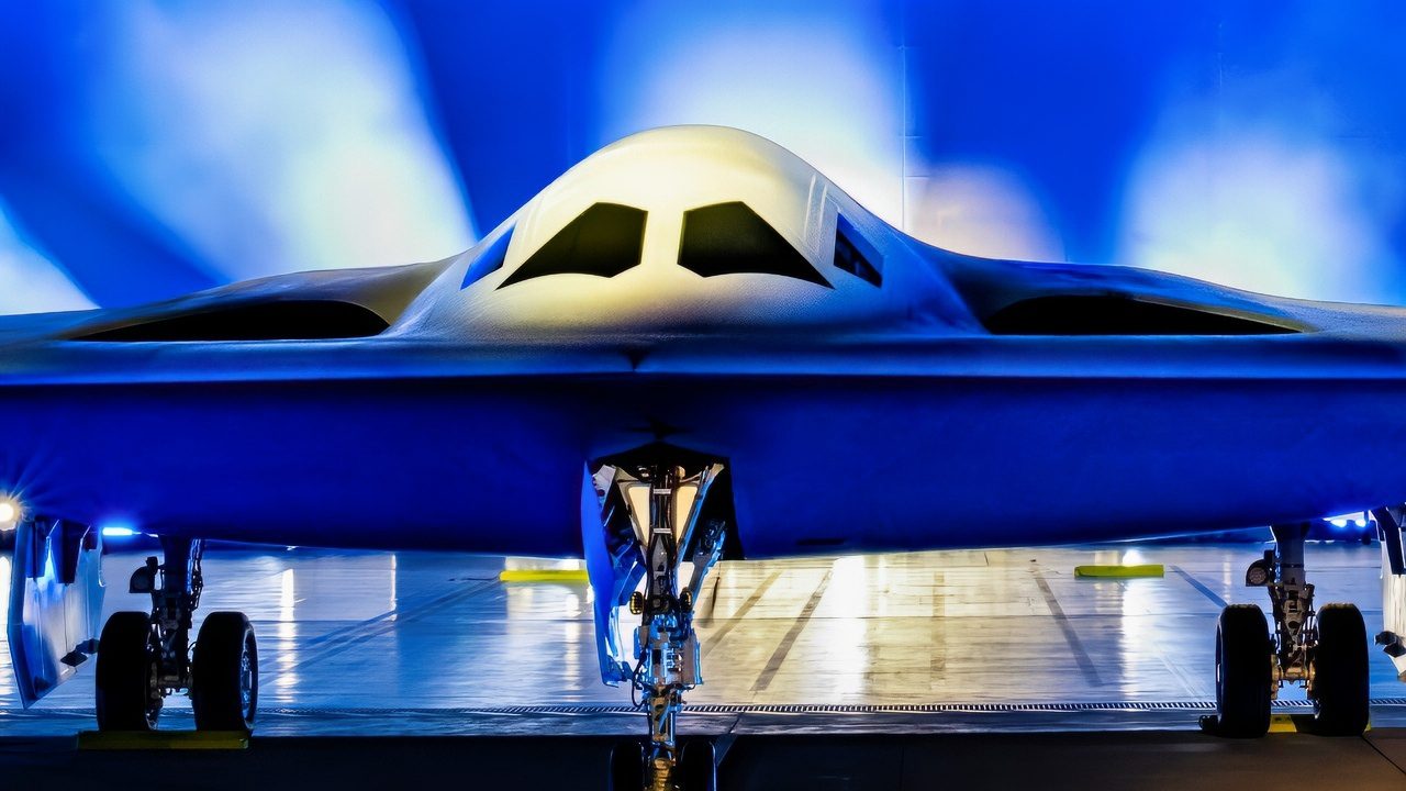 Ένα B-21 Raider αποκαλύπτεται στις εγκαταστάσεις παραγωγής της Northrop Grumman στο Εργοστάσιο 42 της Πολεμικής Αεροπορίας στο Πάλμντεϊλ της Καλιφόρνια, στις 2 Δεκεμβρίου 2022. Το B-21 θα είναι ένα βομβαρδιστικό stealth μεγάλης εμβέλειας, υψηλής βιωσιμότητας, διεισδυτικού χτυπήματος, ικανό να μεταφέρει τόσο συμβατικά όσο και πυρηνικά πυρομαχικά. (Φωτογραφία της Πολεμικής Αεροπορίας των ΗΠΑ από τον Airman 1st Class Joshua M. Carroll)