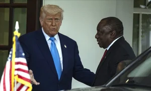 Ο Πρόεδρος των ΗΠΑ Ντόναλντ Τραμπ υποδέχεται τον Πρόεδρο της Νότιας Αφρικής Σίριλ Ραμαφόσα κατά την άφιξή του στον Λευκό Οίκο στην Ουάσινγκτον, στις 21 Μαΐου 2025.