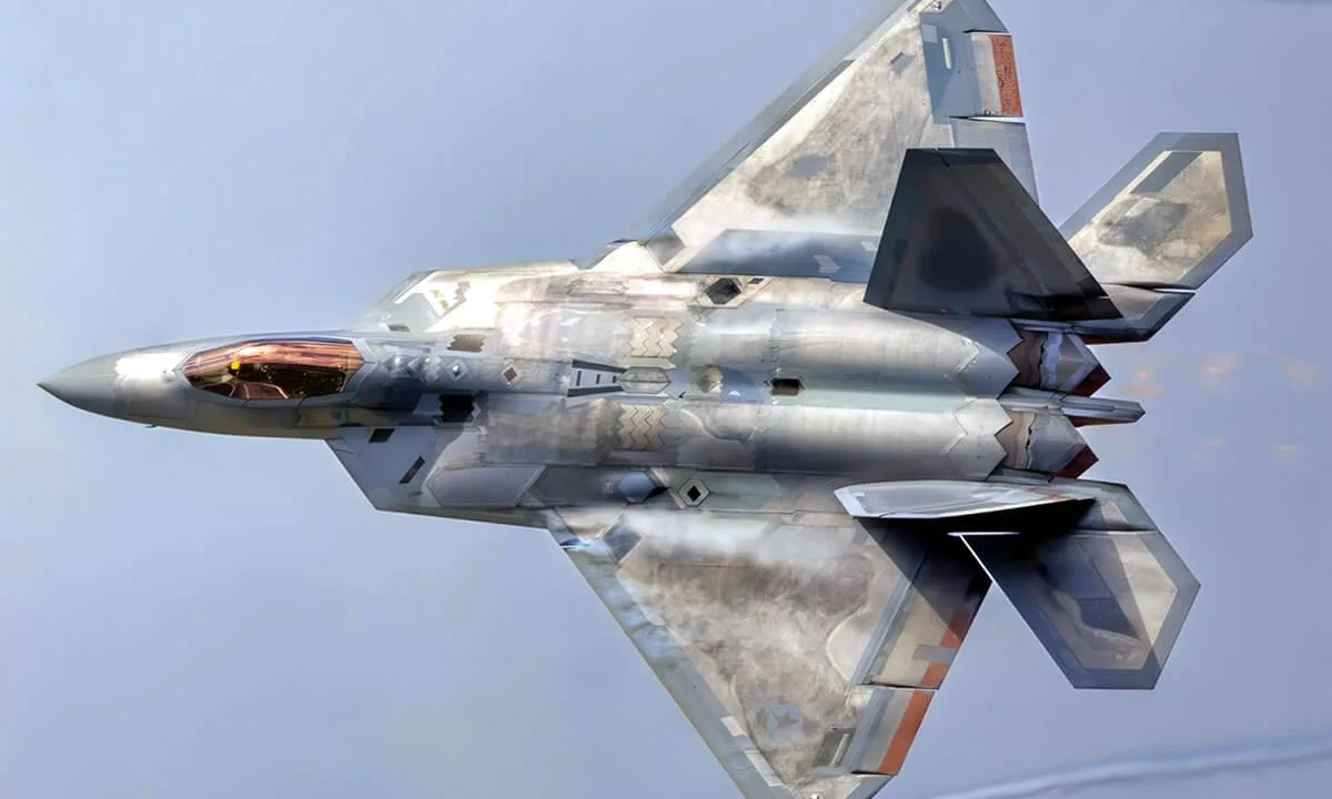 Ένα F-22 Raptor πραγματοποιεί εναέρια επίδειξη στη Ναυτική Αεροπορική Βάση Oceana της Βιρτζίνια, στις 21 Σεπτεμβρίου 2025. Σχεδιασμένο τόσο για αεροπορική υπεροχή όσο και για αποστολές επίγειας επίθεσης, το F-22 επιδεικνύει την ευελιξία και τη δύναμη της τεχνολογίας μαχητικών πέμπτης γενιάς. (Φωτογραφία της Πολεμικής Αεροπορίας των ΗΠΑ από τον Επιλοχία Lauren Cobin)