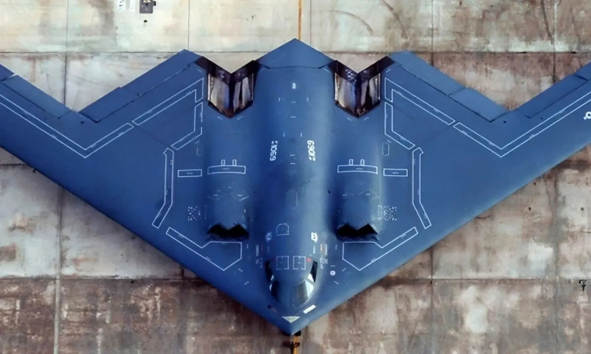 Αεροπορική Βάση Άντερσεν, Γκουάμ -- F-16 Fighting Falcons, F-18 Hornets και ένα B-2 Spirit, παρατάσσονται στη γραμμή πτήσης Άντερσεν κατά τη διάρκεια της άσκησης Valiant Shield, 22 Ιουνίου 2006. Η άσκηση Valiant Shield 2006, η οποία διεξήχθη από τις 19 έως τις 23 Ιουνίου, θα διεξαχθεί στην περιοχή του Γκουάμ. Η Valiant Shield επικεντρώνεται στην ολοκληρωμένη κοινή εκπαίδευση και διαλειτουργικότητα μεταξύ των στρατιωτικών δυνάμεων των ΗΠΑ, ενώ παράλληλα ανταποκρίνεται σε μια σειρά από σενάρια αποστολών. (Φωτογραφία της Πολεμικής Αεροπορίας των ΗΠΑ/Επιλοχίας Μπένι Τζ. Ντέιβις III)