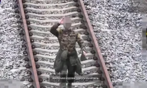 Ένας Ρώσος στρατιωτικός από το Νταγκεστάν του 270ου μηχανοκίνητου συντάγματος τυφεκιοφόρων «Akhmat-Kavkaz» παραδίδεται στον ουκρανικό στρατό. Νοέμβριος 2025. Φωτογραφία: 118η Ξεχωριστή Μηχανοκίνητη Ταξιαρχία