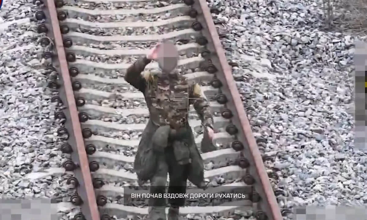 Ένας Ρώσος στρατιωτικός από το Νταγκεστάν του 270ου μηχανοκίνητου συντάγματος τυφεκιοφόρων «Akhmat-Kavkaz» παραδίδεται στον ουκρανικό στρατό. Νοέμβριος 2025. Φωτογραφία: 118η Ξεχωριστή Μηχανοκίνητη Ταξιαρχία