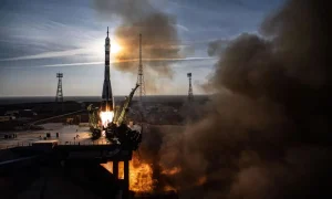 Ο πύραυλος Soyuz-2.1a με το διαστημόπλοιο Soyuz MS-28, που μεταφέρει το πλήρωμα που αποτελείται από τους κοσμοναύτες της Roscosmos, Sergey Kud-Sverchkov, Sergei Mikaev και τον αστροναύτη της NASA Christopher Williams, εκτοξεύεται προς τον Διεθνή Διαστημικό Σταθμό (ISS) από την εξέδρα εκτόξευσης στο κοσμοδρόμιο του Μπαϊκονούρ, στο Καζακστάν, στις 27 Νοεμβρίου 2025. Grigory Sysoev/Sputnik/AP