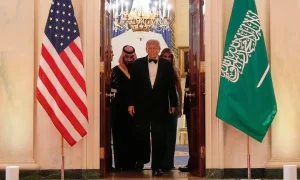 Ο πρόεδρος των ΗΠΑ Ντόναλντ Τραμπ, με τον Σαουδάραβα πρίγκιπα διάδοχο Μοχάμεντ μπιν Σαλμάν