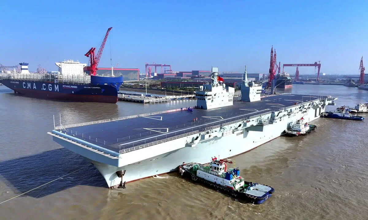 Το αμφίβιο αεροπλανοφόρο εφόδου Sichuan (31) τύπου 076 εγκαταλείπει την προβλήτα του με τη βοήθεια ρυμουλκών νωρίτερα σήμερα στη Σαγκάη. Εικόνα: Κινεζικά κρατικά μέσα ενημέρωσης.