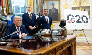 Ο Πρόεδρος των ΗΠΑ Ντόναλντ Τραμπ, ο Υπουργός Οικονομικών Σκοτ ​​Μπέσεντ και ο δήμαρχος του Μαϊάμι Φράνσις Σουάρεζ στην ανακοίνωση της G-20 στις 5 Σεπτεμβρίου. Φωτογράφος: Francis Chung/Politico/Bloomberg