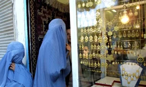 Αφγανές γυναίκες που φορούν μπούρκες μπαίνουν σε κοσμηματοπωλείο στην πόλη Χεράτ, στο δυτικό Αφγανιστάν.