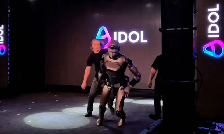 Άβολη πρεμιέρα στη Μόσχα: Το ρωσικό ρομπότ «AIDOL» σωριάστηκε στη σκηνή υπό τους ήχους του «Rocky»