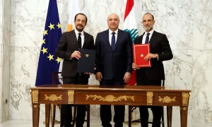 Ο Πρόεδρος του Λιβάνου, Τζόζεφ Αούν, υπέγραψε τη συμφωνία οριοθέτησης των θαλάσσιων συνόρων με τον Ελληνοκύπριο ηγέτη Νίκο Χριστοδουλίδη, στη Βηρυττό του Λιβάνου στις 26 Νοεμβρίου 2025. (Φωτογραφία μέσω X/Christodulides)