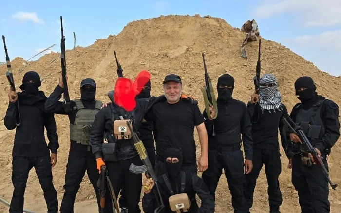 Ο Χουσάμ Αλ-Αστάλ και η ομάδα του