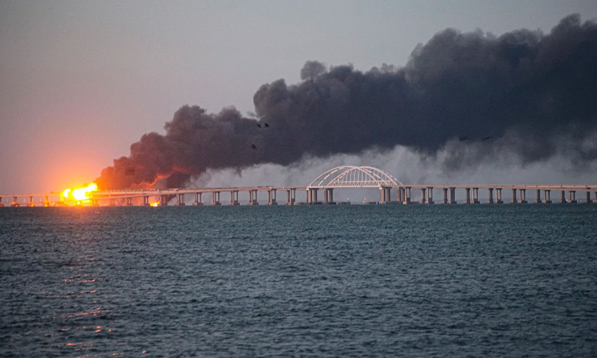 Φωτογραφία από τις ζημιές στη ρωσικής κατασκευής γέφυρα της Κριμαίας