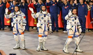 Το πλήρωμα του Shenzhou-21 έχει προσωρινά εγκλωβιστεί στον διαστημικό σταθμό Tiangong της Κίνας. Αυτή η φωτογραφία δείχνει τους Zhang Lu (δεξιά), Wu Fei (κέντρο) και Zhang Hongzhang (αριστερά) πριν εκτοξευθούν στο διάστημα στις 31 Οκτωβρίου. (Πίστωση εικόνας: HECTOR RETAMAL/AFP μέσω Getty Images)