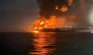 Φλόγες αναδύονται από πλοίο στη Μαύρη Θάλασσα σε αυτή την εικόνα που δημοσίευσε την Παρασκευή η τουρκική κυβέρνηση. Γενική Διεύθυνση Ναυτιλιακών Υποθέσεων της Τουρκίας/Reuters