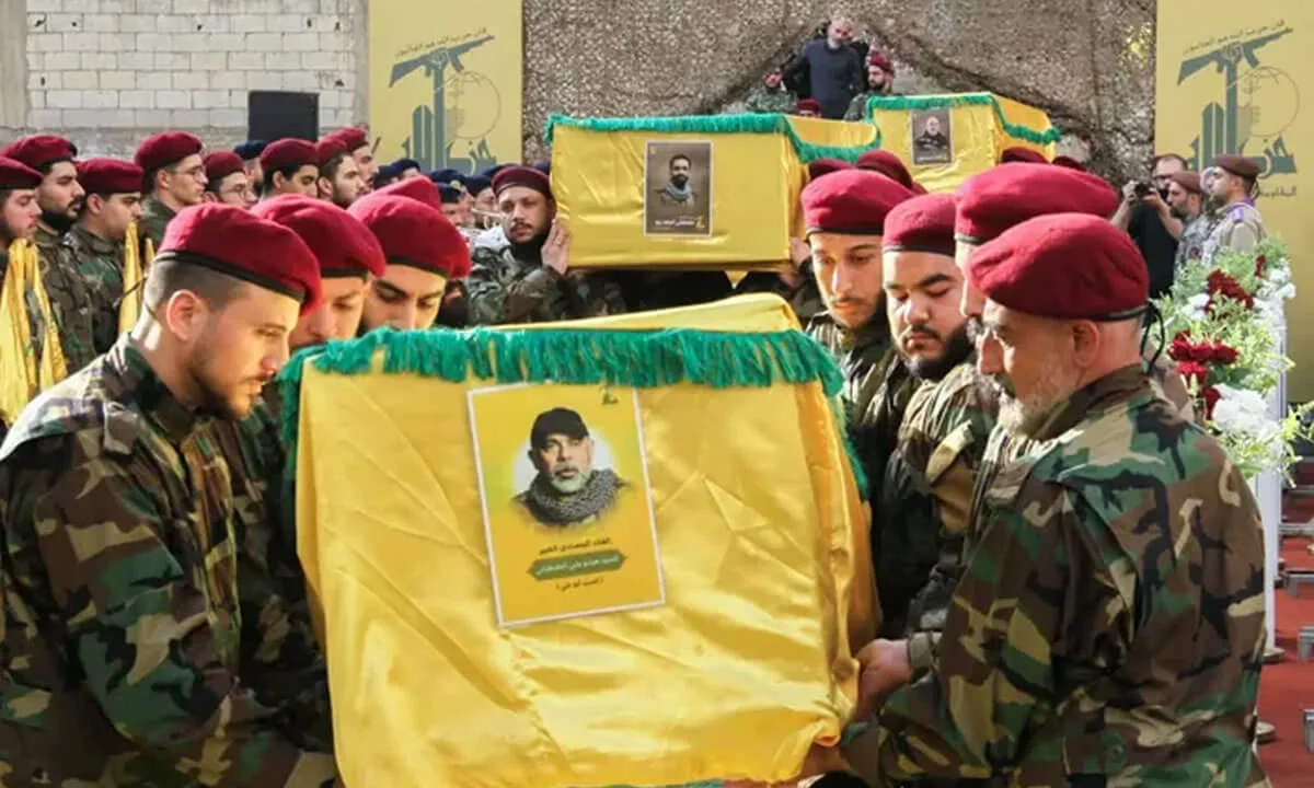 Μέλη της Χεζμπολάχ μεταφέρουν το φέρετρο του αρχηγού του επιτελείου της Χεζμπολάχ, Χάιτθαμ αλ-Ταμπταμπάι.