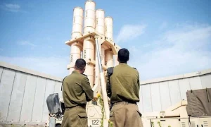 Ισραηλινοί στρατιώτες της Πολεμικής Αεροπορίας ποζάρουν μπροστά από μια πυροβολαρχία του συστήματος αεράμυνας Arrow, σε φωτογραφία που δημοσίευσε ο IDF στις 26 Ιουνίου 2025. (Ισραηλινές Αμυντικές Δυνάμεις)