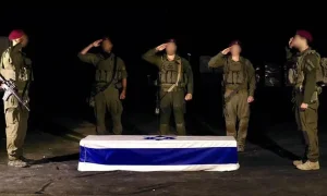 Ο ισραηλινός στρατός παραλαμβάνει τα λείψανα ενός από τους κρατούμενους στη Γάζα