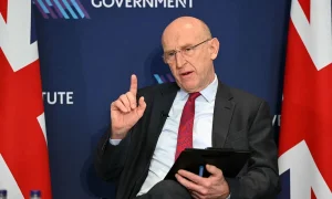 Ηνωμένο Βασίλειο: ο Υπουργός Άμυνας, Τζον Χέιλυ