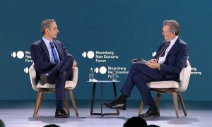 Ο Πρωθυπουργός, Κυριάκος Μητσοτάκης, από το βήμα του Bloomberg New Economy Forum στη Σιγκαπούρη