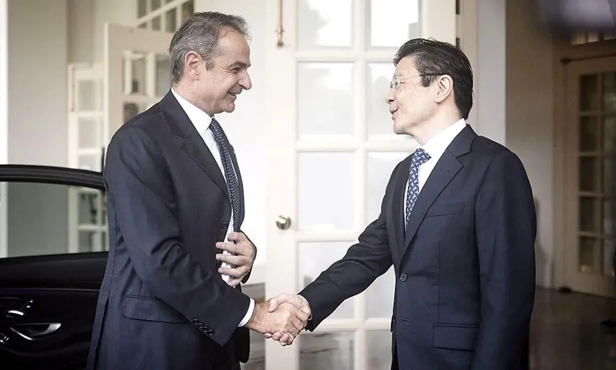 ο Πρωθυπουργός, Κυριάκος Μητσοτάκης σε συνάντησή του με τον ομόλογό του, Λόρενς Γουόνγκ (Lawrence Wong)