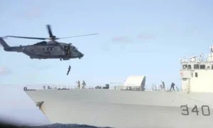 Οι δυνάμεις του ΝΑΤΟ φωτογραφίζονται κατά τη διάρκεια της άσκησης Playbook Merlin 2025 της συμμαχίας στη Βαλτική Θάλασσα. (Φωτογραφία ΝΑΤΟ)