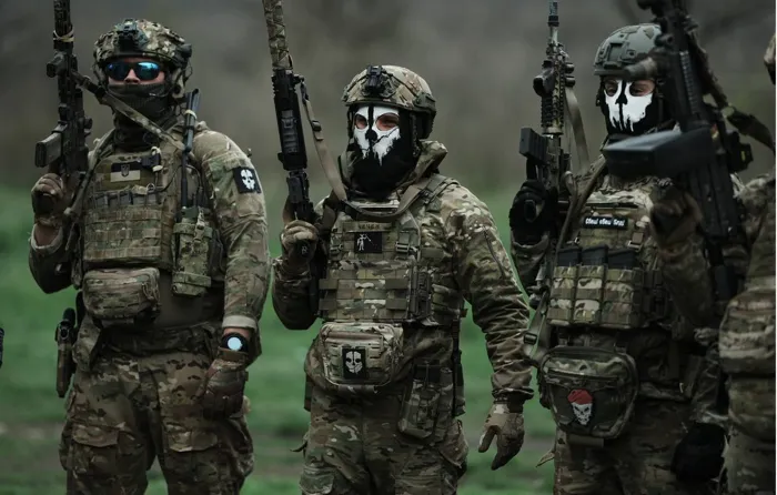 Η Ρωσία επανεξετάζει τις στρατιωτικές της τακτικές στον ουκρανικό πόλεμο.