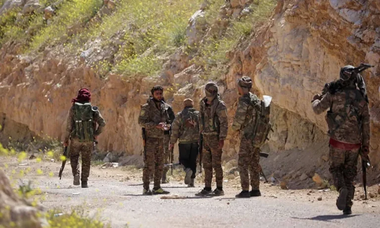 Φλέγεται η Ράκα: Καταρρέει η εκεχειρία στη Συρία μετά από σφοδρές συγκρούσεις Στρατού και Κούρδων