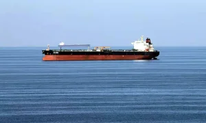 Ένα πετρελαιοφόρο στο Στενό του Ορμούζ - Αρχείο