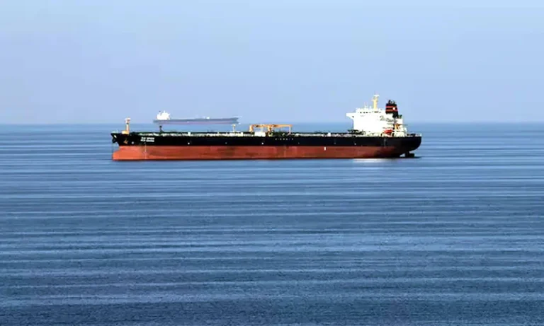 Θρίλερ στον Κόλπο του Ομάν: Τάνκερ άλλαξε πορεία προς το Ιράν – Αναφορές για «ύποπτη δραστηριότητα»