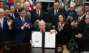 Τέλος στο ιστορικό «shutdown» των ΗΠΑ: Ο Τραμπ υπέγραψε τη χρηματοδότηση