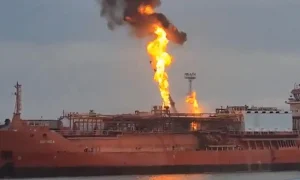 τουρκικό δεξαμενόπλοιο τυλίχθηκε στις φλόγες ύστερα από χτύπημα που δέχτηκε