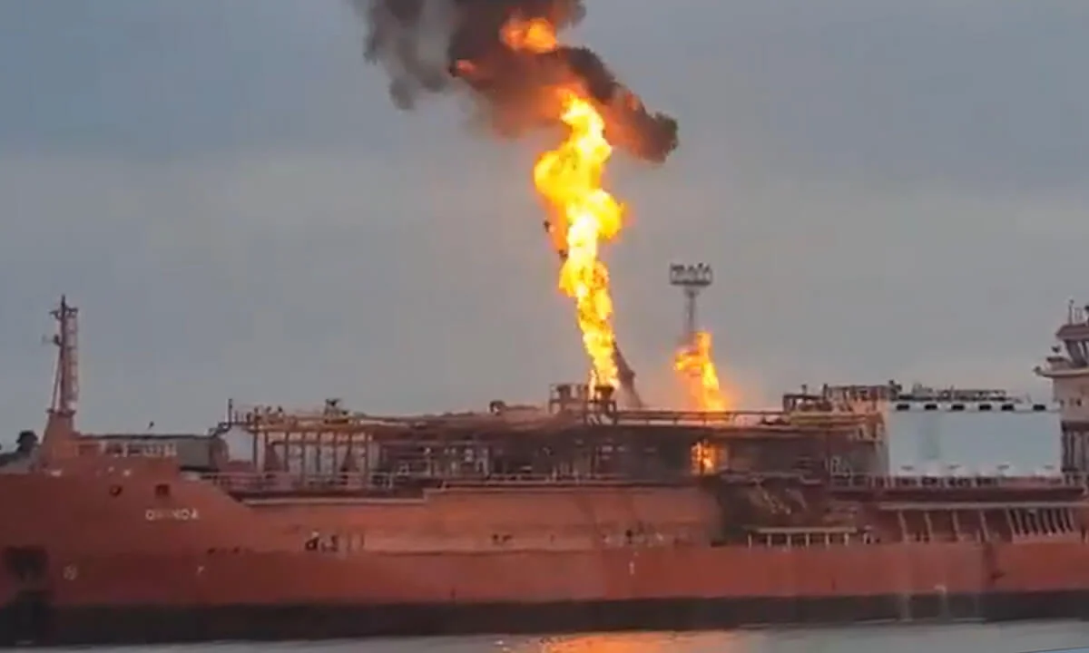 τουρκικό δεξαμενόπλοιο τυλίχθηκε στις φλόγες ύστερα από χτύπημα που δέχτηκε