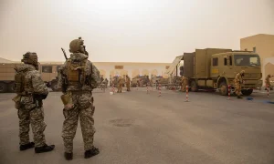 Φωτογραφία των Ειδικών Δυνάμεων των ΗΠΑ και του Κατάρ καθώς διεξάγουν εκπαίδευση εταίρων κατά τη διάρκεια της άσκησης Invincible Sentry 25. (Ευγενική προσφορά της CENTCOM)