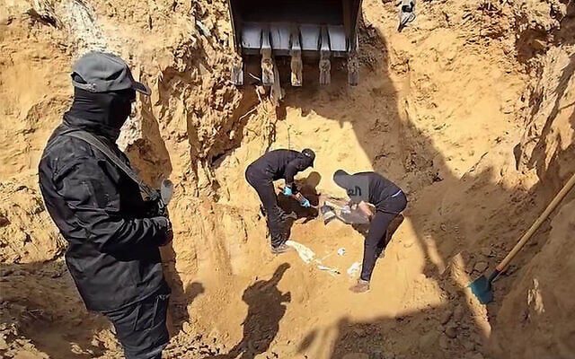 Βίντεο που δημοσιεύτηκε στα μέσα κοινωνικής δικτύωσης στις 2 Νοεμβρίου 2025, το οποίο δείχνει την πιθανή ανάκτηση των λειψάνων ενός νεκρού ομήρου που κρατούνταν στη Γάζα. (Στιγμιότυπο οθόνης/Al-Arabiya μέσω X)