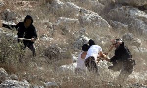 Οι παράνομοι έποικοι, καλύπτοντας τα πρόσωπά τους με μάσκες, επιτίθενται σε Παλαιστίνιους αγρότες, δημοσιογράφους και ξένους ακτιβιστές με ξύλα και πέτρες στην πόλη Μπέιτα της Ναμπλούς, στη Δυτική Όχθη, το Σάββατο. - Nedal Eshtayah/Anadolu/Getty Images