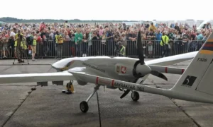 Σε αυτήν τη φωτογραφία αρχείου, ένα τουρκικό μαχητικό drone Bayraktar TB2 βρίσκεται σε προβολή κατά τη διάρκεια μιας παρουσίασης στη λιθουανική αεροπορική βάση στο Σιαουλιάι της Λιθουανίας, στις 6 Ιουλίου 2022. Η Λιθουανία στις 6 Ιουλίου 2022 παρουσίασε ένα στρατιωτικό drone τουρκικής κατασκευής, το οποίο χρηματοδοτείται από το πλήθος και σχεδιάζει να στείλει στην Ουκρανία για να βοηθήσει τη χώρα που έχει πληγεί από τον πόλεμο να αντιμετωπίσει την εισβολή της Ρωσίας. Κάτοικοι της χώρας-μέλους του ΝΑΤΟ συγκέντρωσαν 5,9 εκατομμύρια ευρώ για το drone Bayraktar TB2 σε διάστημα τριών ημερών τον περασμένο μήνα, πριν ο τουρκικός κατασκευαστής Baykar ανακοινώσει ότι θα δωρίσει το drone δωρεάν. PETRAS MALUKAS / AFP