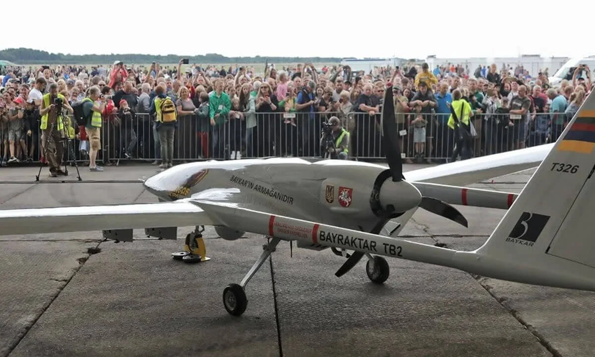 Σε αυτήν τη φωτογραφία αρχείου, ένα τουρκικό μαχητικό drone Bayraktar TB2 βρίσκεται σε προβολή κατά τη διάρκεια μιας παρουσίασης στη λιθουανική αεροπορική βάση στο Σιαουλιάι της Λιθουανίας, στις 6 Ιουλίου 2022. Η Λιθουανία στις 6 Ιουλίου 2022 παρουσίασε ένα στρατιωτικό drone τουρκικής κατασκευής, το οποίο χρηματοδοτείται από το πλήθος και σχεδιάζει να στείλει στην Ουκρανία για να βοηθήσει τη χώρα που έχει πληγεί από τον πόλεμο να αντιμετωπίσει την εισβολή της Ρωσίας. Κάτοικοι της χώρας-μέλους του ΝΑΤΟ συγκέντρωσαν 5,9 εκατομμύρια ευρώ για το drone Bayraktar TB2 σε διάστημα τριών ημερών τον περασμένο μήνα, πριν ο τουρκικός κατασκευαστής Baykar ανακοινώσει ότι θα δωρίσει το drone δωρεάν. PETRAS MALUKAS / AFP