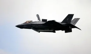 ΑΡΧΕΙΟ - Ένα F-35B Lightning II του Σώματος Πεζοναυτών των Ηνωμένων Πολιτειών συμμετέχει σε εναέρια επίδειξη κατά τη διάρκεια της Αεροπορικής Έκθεσης Σιγκαπούρης 2022 στο Εκθεσιακό Κέντρο Changi στη Σιγκαπούρη, 15 Φεβρουαρίου 2022. (Φωτογραφία AP/αρχείο Suhaimi Abdullah)