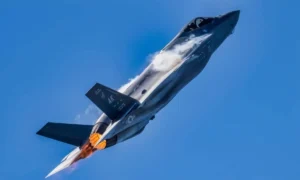 Η Υποστράτηγος της Πολεμικής Αεροπορίας των ΗΠΑ, Kristin “BEO” Wolfe, διοικητής της Ομάδας Επιδείξεων F-35A Lightning II, πετάει με ένα F-35 που έχει ανατεθεί στην 356η Μοίρα Γενιάς Μαχητικών κατά τη διάρκεια της Αεροπορικής Επίδειξης Arctic Lightning 2023 στην Πολεμική Βάση Eielson, στην Αλάσκα, στις 21 Ιουλίου 2023. Το θέμα της αεροπορικής επίδειξης του 2023 ήταν ο εορτασμός των 50 χρόνων γυναικών στην στρατιωτική αεροπορία. (Φωτογραφία της Πολεμικής Αεροπορίας των ΗΠΑ από την Επιλοχία Kaitlyn Ergish)