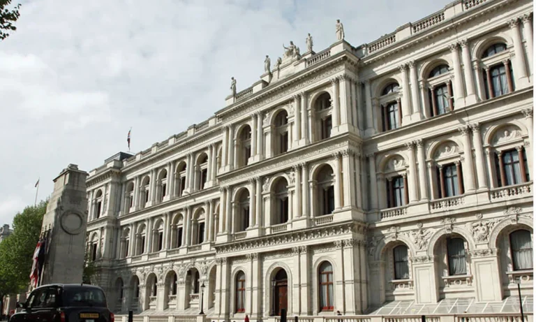 Ελλάδα-Βρετανία αλλάζουν το παιχνίδι στο Μεταναστευτικό: Τι υπέγραψαν;