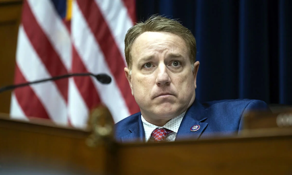 Ο Πατ Φάλον είναι βουλευτής των ΗΠΑ που εκπροσωπεί την 4η Περιφέρεια του Τέξας, γνωστός για την υπηρεσία του σε βασικές επιτροπές της Βουλής, συγκεκριμένα στις επιτροπές Ενόπλων Δυνάμεων, Εποπτείας (και Κυβερνητικής Μεταρρύθμισης) και Πληροφοριών, όπου επικεντρώνεται στη στρατιωτική ισχύ, την κυβερνητική λογοδοσία και την εθνική ασφάλεια, υποστηρίζοντας τη βελτιωμένη υποστήριξη των ενόπλων δυνάμεων και τις στρατηγικές επενδύσεις στις ένοπλες δυνάμεις.