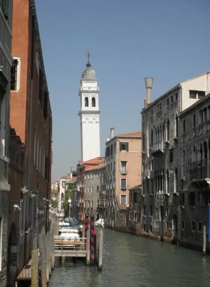 Φωτογραφία του Πύργου του Αγίου Γεωργίου, από το Μεγάλο Κανάλι. Πίστωση: Alexander Billinis / Greekreporter