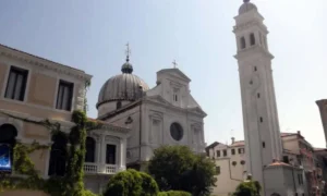 Η πόλη της Βενετίας στην Ιταλία ήταν το μέρος όπου εγκαταστάθηκε η πρώτη ελληνική διασπορά στη σύγχρονη, μεταβυζαντινή εποχή. Εικόνα της εκκλησίας San Giorgio dei Greci, από την απέναντι πλευρά του καναλιού «Rio dei Greci». Πίστωση: Alexander Billinis / Greekreporter