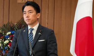 Ο υπουργός Άμυνας Σιντζίρο Κοϊζούμι μιλάει κατά τη διάρκεια συνέντευξης Τύπου με τον Αυστραλό ομόλογό του στο Υπουργείο Άμυνας στο Τόκιο την Κυριακή. | Φωτό: ΓΚΑΜΠΡΙΕΛ ΝΤΟΜΙΝΓΚΕΣ