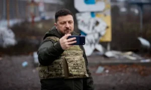Ο Ουκρανός πρόεδρος Βολοντίμιρ Ζελένσκι ηχογραφεί ένα βιντεοσκοπημένο μήνυμα στο κινητό του τηλέφωνο κοντά στο Κουπιάνσκ στην περιοχή του Χάρκοβο της Ουκρανίας [Αρχείο: Ukrainian Presidential Press/AFP]