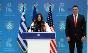 Ο Υπουργός Ναυτιλίας και Νησιωτικής Πολιτικής της Ελλάδας, Βασίλης Κικίλιας, και η Πρέσβης των ΗΠΑ, Κίμπερλι Γκίλφοϊλ