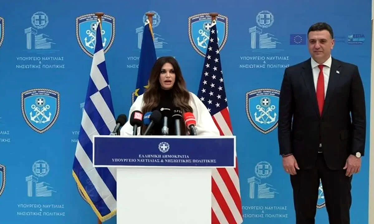 Ο Υπουργός Ναυτιλίας και Νησιωτικής Πολιτικής της Ελλάδας, Βασίλης Κικίλιας, και η Πρέσβης των ΗΠΑ, Κίμπερλι Γκίλφοϊλ