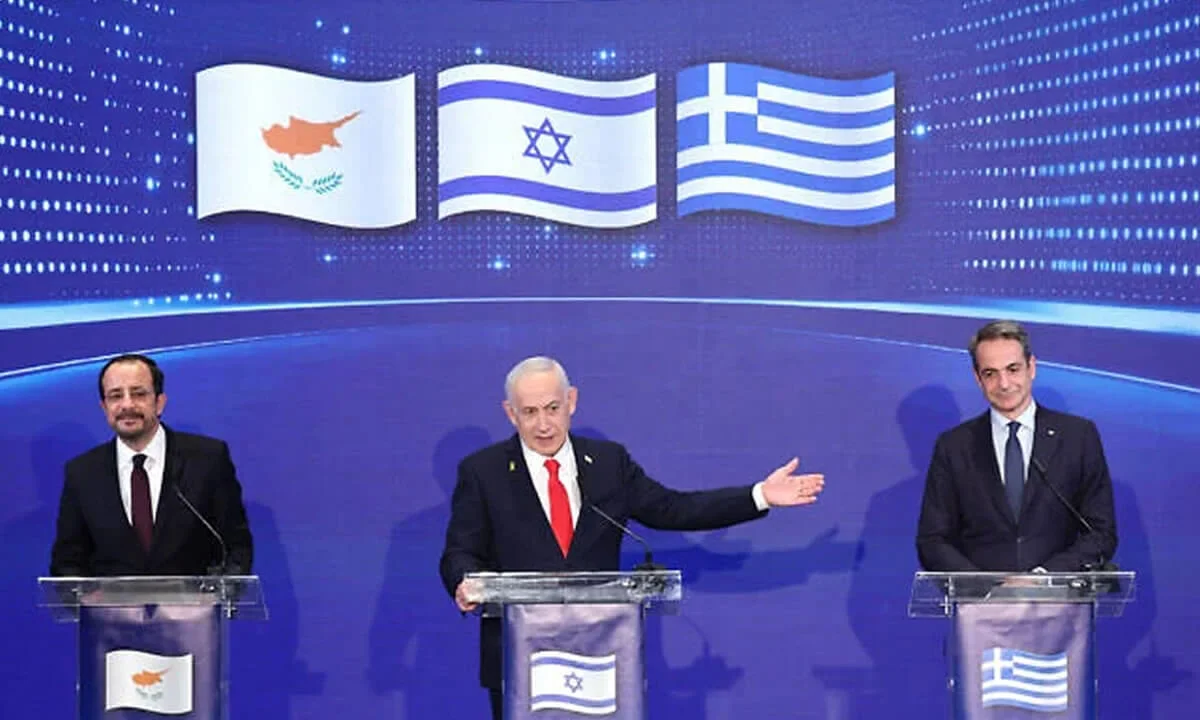 Ο πρωθυπουργός Μπενιαμίν Νετανιάχου (κέντρο), ο πρόεδρος της Κύπρου Νίκος Χριστοδουλίδης (αριστερά) και ο πρωθυπουργός της Ελλάδας Κυριάκος Μητσοτάκης (δεξιά) παραχωρούν κοινή συνέντευξη Τύπου μετά από τριμερή συνάντηση στην Ιερουσαλήμ στις 22 Δεκεμβρίου 2025. (ABIR SULTAN / POOL / AFP)