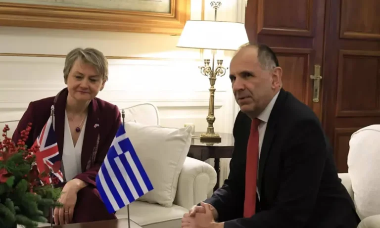 Γεραπετρίτης – Κούπερ: Η «κόκκινη γραμμή» για τα όπλα και τα Γλυπτά