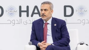Ο Υπουργός Εξωτερικών Φιντάν στο Φόρουμ της Ντόχα: Οι SDF δεν σκοπεύουν να τηρήσουν τη συμφωνία, αντίθετα, προσπαθούν να την παραβιάσουν. (Φωτογραφία: X/Υπουργείο Εξωτερικών)