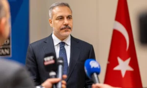 Ο Τούρκος Υπουργός Εξωτερικών Χακάν Φιντάν κάνει δήλωση Τύπου μετά τη συμμετοχή του στη Σύνοδο των Υπουργών Εξωτερικών του ΝΑΤΟ στις Βρυξέλλες, Βέλγιο, στις 3 Δεκεμβρίου 2025. (Φωτογραφία AA)